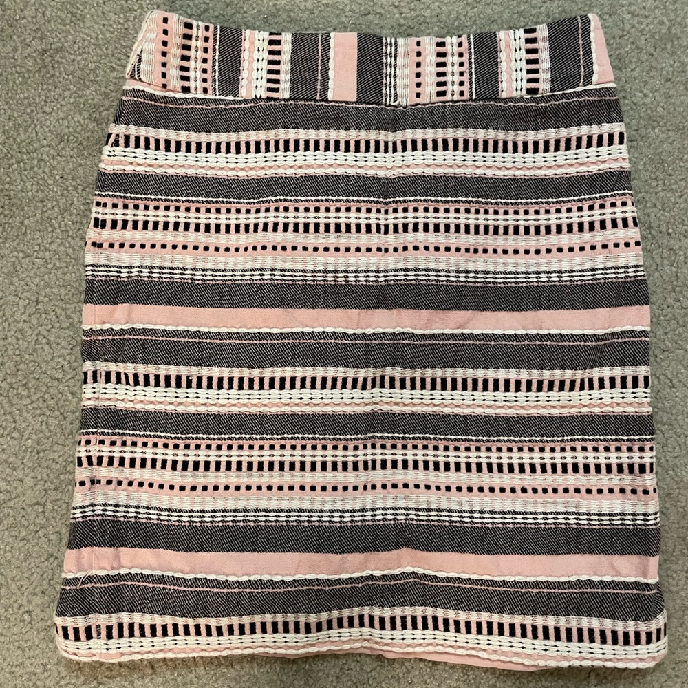 Loft pink, black and white tweed pencil skirt. Size 4